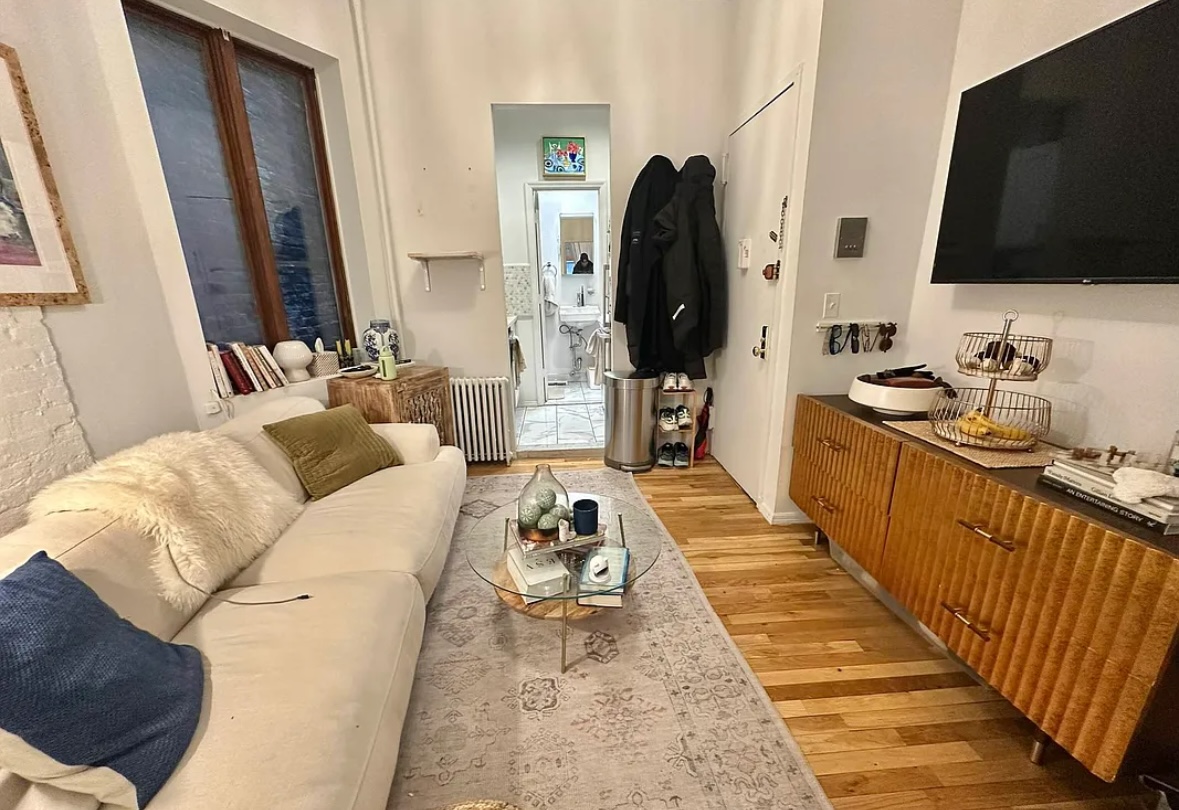 Hi, My apartment is available for rent. Utilities (Electricity, Gas, AC, Heat, WiFi) are included in the rent price.

The room is fully furnished, the apartment is in a great location only few blocks away from the train station and Hospitals. There are many stores, shops, restaurants, and supermarkets within walking distance away. Also, a laundry mat is in the building in the basement, open 24/7, and a couple of great pizza places, as well as nice restaurants- Chinese , Mexican and Japanese and the likes.

If you're looking for a friendly, clean, peaceful, spacious place in the city, I strongly recommend my apartment. 

Message me for more info and to  schedule a meet-up/viewing. Reach out to me on (nadiadubia987@outlook.com)