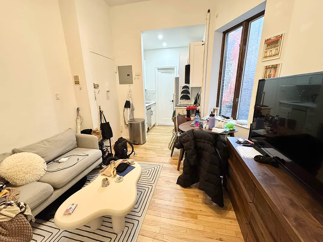 I’m looking for a roommate to take over my lease in my lovely apartment. I'd love to find someone to sign the lease immediately. The apartment is just few blocks from all transportation and stores; Close to the subway (red line) and multiple restaurants.
Hove living in this apartment - we have lots of natural light, a ton of storage space, and pets are allowed as long as they are well trained.

The bedroom comes with a/c, heating, a large closet and wifi. Some space in the kitchen and bathroom is available for temporary storage.

The building has an elevator and a live-in super, and has been a joy to live in.

Seeking someone that is easy-going, clean and transparent.

Message to schedule email me at ; navaehhuntt@gmail.com