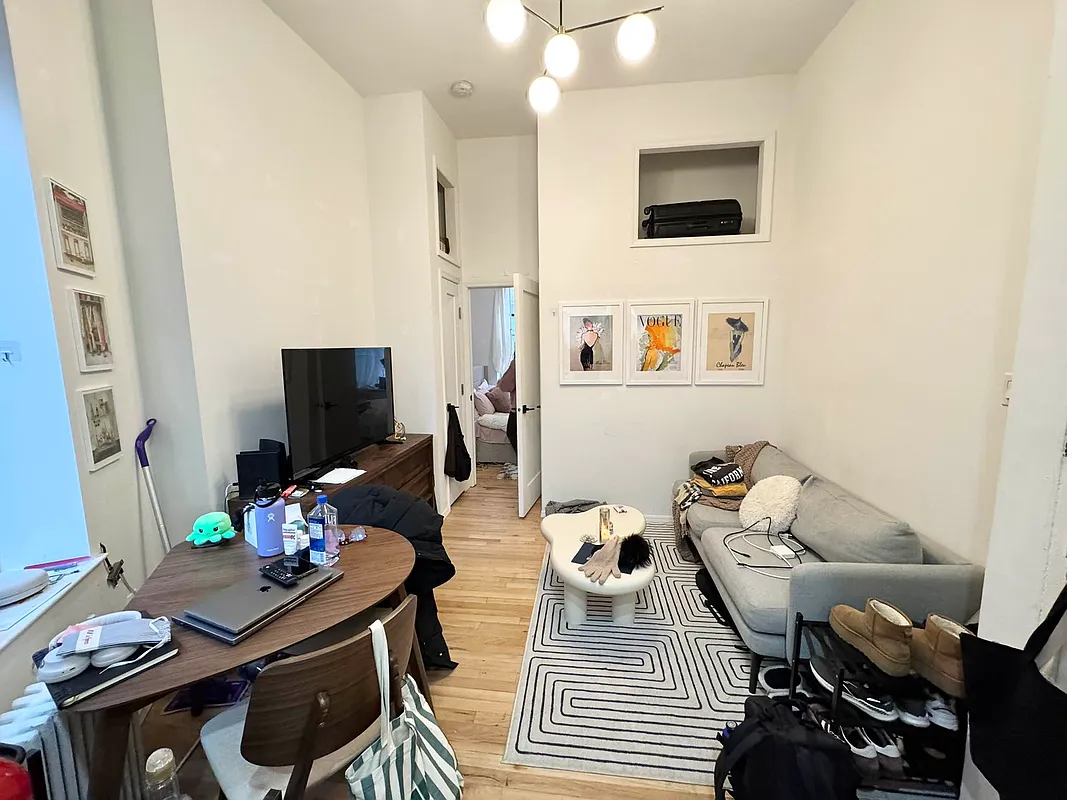 I’m looking for a roommate to take over my lease in my lovely apartment. I'd love to find someone to sign the lease immediately. The apartment is just few blocks from all transportation and stores; Close to the subway (red line) and multiple restaurants.
Hove living in this apartment - we have lots of natural light, a ton of storage space, and pets are allowed as long as they are well trained.

The bedroom comes with a/c, heating, a large closet and wifi. Some space in the kitchen and bathroom is available for temporary storage.

The building has an elevator and a live-in super, and has been a joy to live in.

Seeking someone that is easy-going, clean and transparent.

Message to schedule email me at ; navaehhuntt@gmail.com