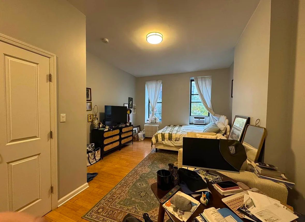 iMessage: +1 (276) 617-0930
Texting /whatsapp +1 909 284 9877
This well-maintained 1-bedroom apartment offers comfort, privacy, and everything you need. Featuring a spacious living area, a bright bedroom with closet space, a fully equipped kitchen, and a clean bathroom. Perfect for singles or couples.
• Private bedroom
• Full bathroom
• Kitchen with appliances
• Cozy living space
• Air conditioning/heating
• Safe and quiet neighborhood
• Close to public transport, shops & restaurants
Ideal for long-term tenants looking for a peaceful and tidy space. Ready to move in!