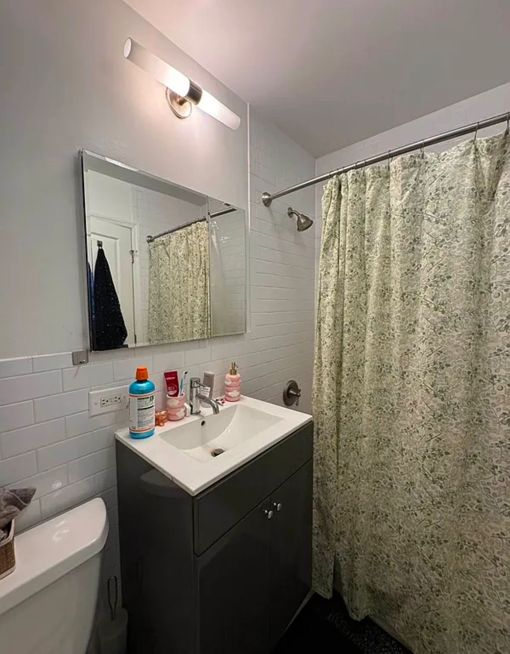 iMessage: +1 (276) 617-0930
Texting /whatsapp +1 909 284 9877
This well-maintained 1-bedroom apartment offers comfort, privacy, and everything you need. Featuring a spacious living area, a bright bedroom with closet space, a fully equipped kitchen, and a clean bathroom. Perfect for singles or couples.
• Private bedroom
• Full bathroom
• Kitchen with appliances
• Cozy living space
• Air conditioning/heating
• Safe and quiet neighborhood
• Close to public transport, shops & restaurants
Ideal for long-term tenants looking for a peaceful and tidy space. Ready to move in!