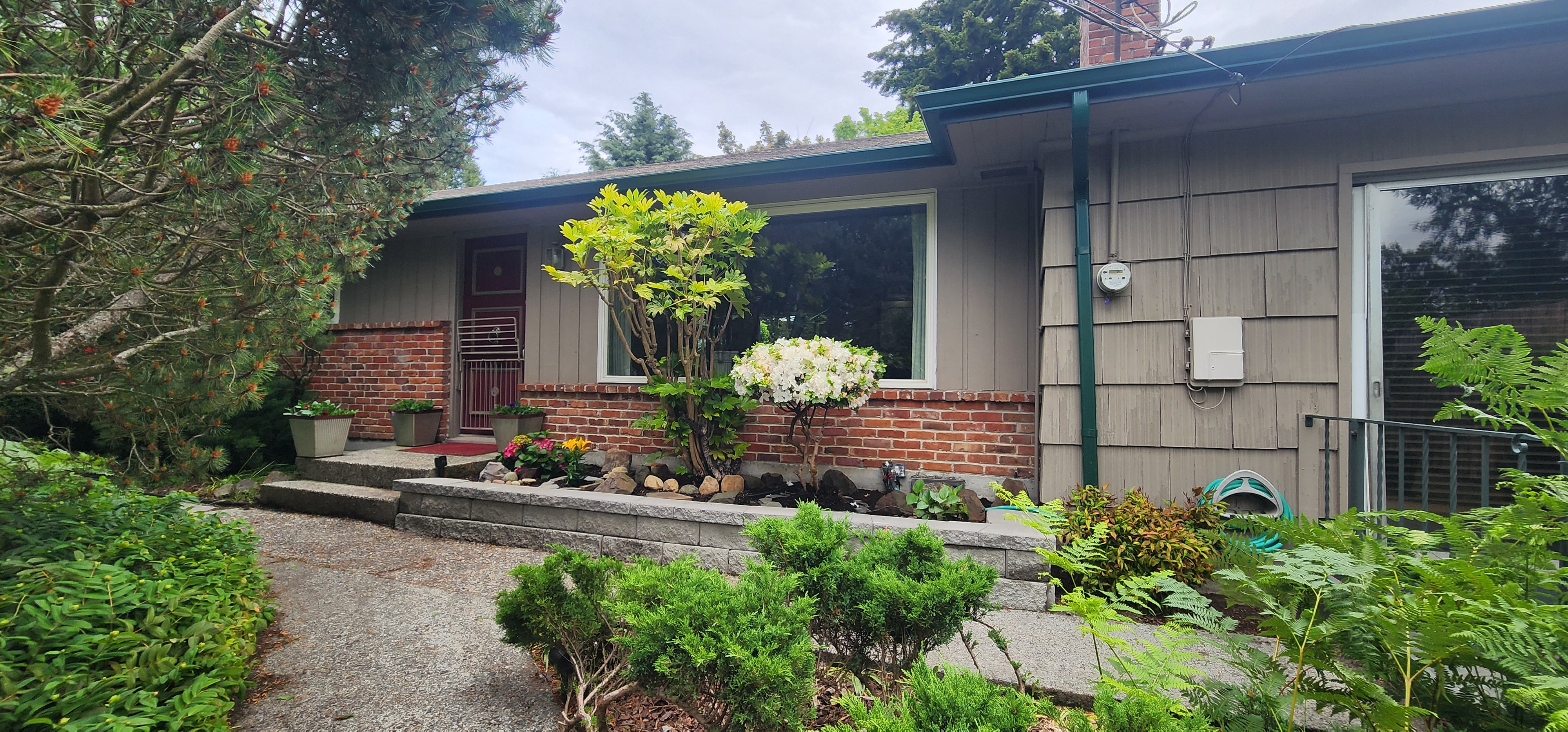 MASTER ROOM w/BATHROOM -
(S.W.West Seattle / North Burien)
***AVAILABLE NOW***
Hey guys...gay guy here....solo now...always in ltr's... fun sharing my home with guys now....have had open minded str8 and gay roomies here.... home and yard to share.....quiet cul-de-sac...off street parking spaces for your cars.......420 cool outside on the deck ...smoke outside only.......enjoy cocktails....no heavy drugs....deck to bbq...private deck/yard for hanging out nude....a guys house.... a second roomie has to not be shy or modest or uptight.. and very cool with open nudity themselves also.....shower doors open etc ... masculine older bro ...good guy here...discreet professional and business owner......clean home....looking for quiet ...good guy's to share a great home and yard.....good for entertaining ...peaceful for chilling.....$950 ...one room ...shower and bathroom...twin aerobed on a bedstand...built in closets...cabinets...1 hutch...1 nightstand...lamp..club chair....Hi Speed Gig Internet available through Century Link's Fiber Optic...would like a guy that needs a good space and roof over his head and great house to share......