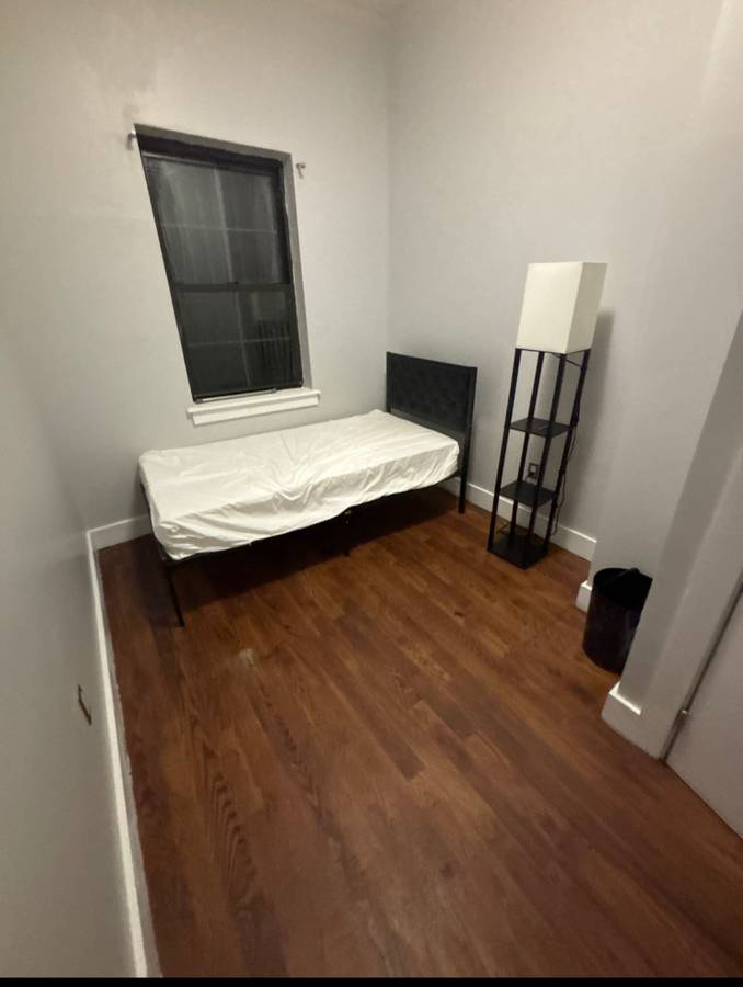 Central Bushwick. L, JZM trains within a walking distance. Minutes to Manhattan. 