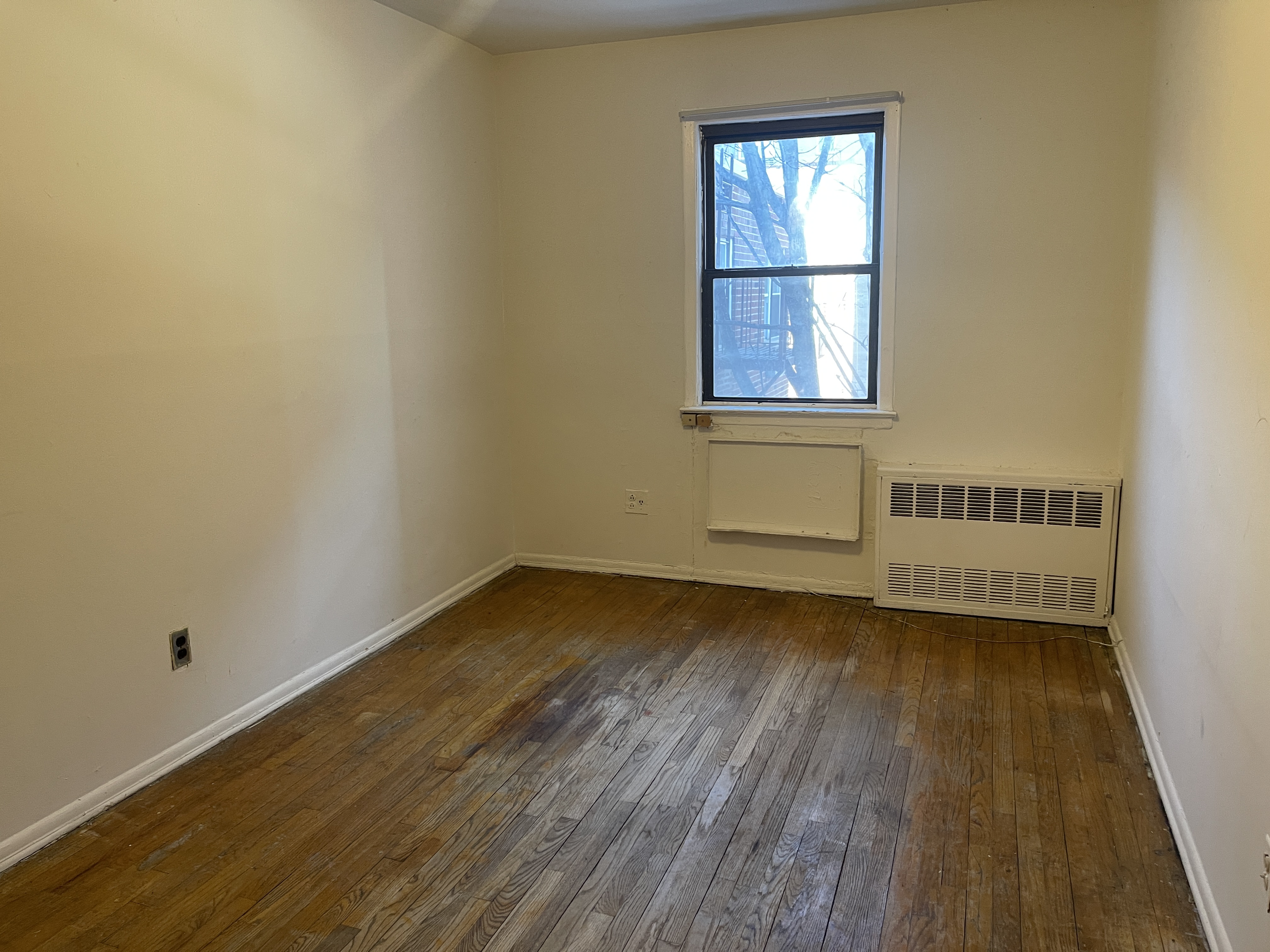This is a large room facing the garden, quiet, and a lot of natural sunlight. Were by the Queens Mall, and the closest train is the R, M, F & E. The utilities are included in the rent so you don’t have to worry about, electric, water, or wifi. 
Please let me know if you’re interested. 