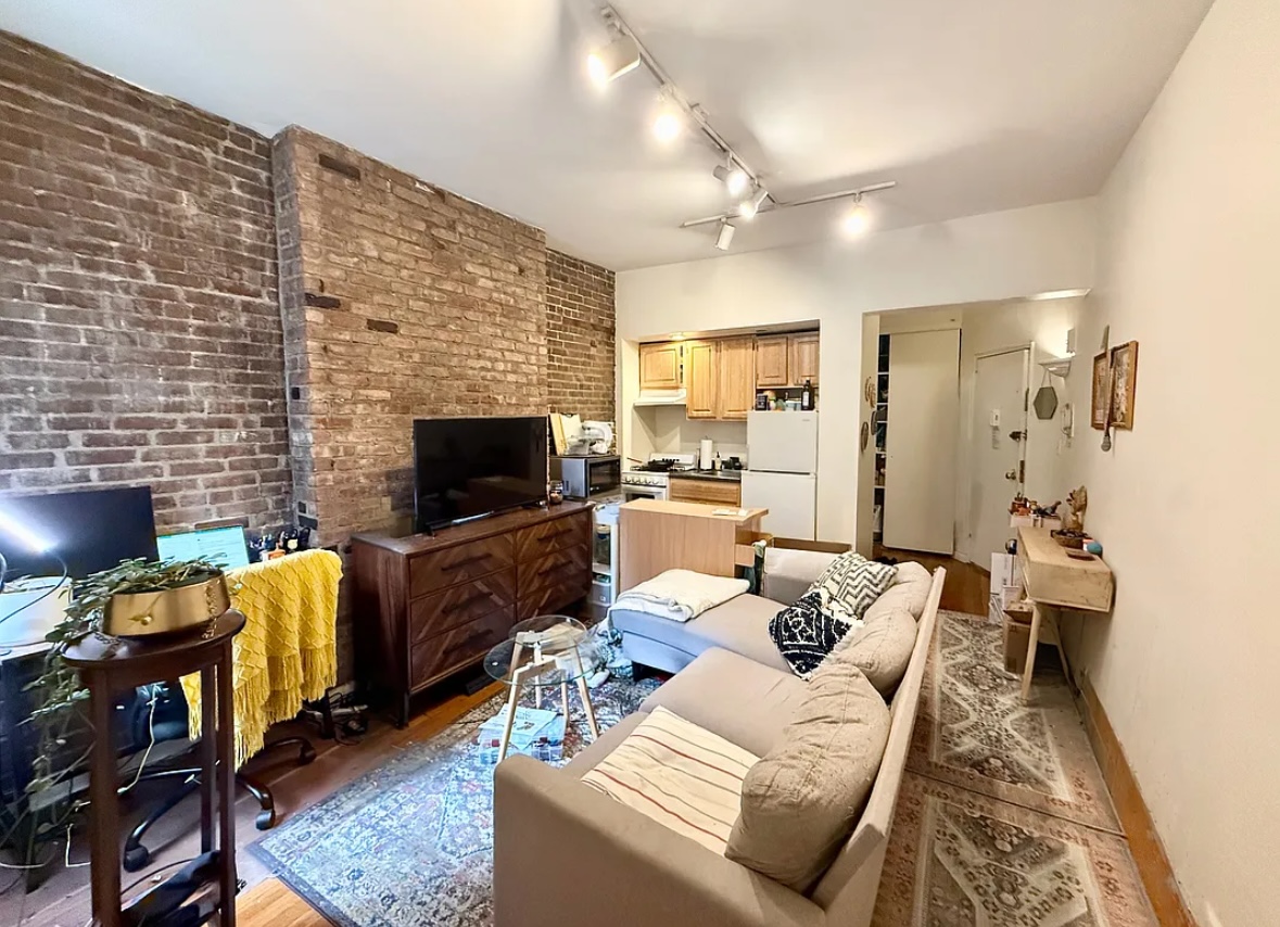 Hello , I have a single room available in a one-bedroom apartment and rent includes all utilities such as (Electricity, Gas, AC, Heat , WiFi ) 


The room comes fully furnished, the apartment is in a great location only few blocks away from the train station and Hospitals. You’ll find yourself surrounded by various convenient amenities, including numerous stores, shops, restaurants, and two supermarkets within walking distance. Additionally, the building features a 24/7 open laundry facility in the basement. For food enthusiasts, there are several excellent pizza places, corner delis and diverse restaurants offering Italian, Mediterranean, Mexican, Chinese, and Japanese Cuisines, all just a stone’s throw away. After a long day at work on Main avenue, you can unwind at a nearby juice bar or coffee shop. 

The apartment offers easy access to transportation, with the 6 trains only three blocks away and bus stops conveniently located on each block.

If you're seeking a comfortable and convenient living space in the city, this apartment is your best choice.

Please feel free to contact me to schedule a meet-up or viewing of the apartment.

And also can provide a walkthrough video of the place if needed. 