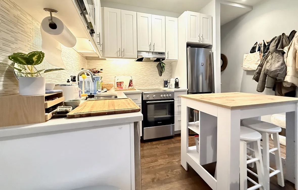 Spacious and well-maintained 1-bedroom apartment located in the heart of Bedford-Stuyvesant, Brooklyn. This bright unit features a comfortable living area with large windows that allow plenty of natural light, a modern kitchen with updated appliances, and a generously sized bedroom with ample closet space.


Message me for more info and to  schedule a meet-up/viewing. 