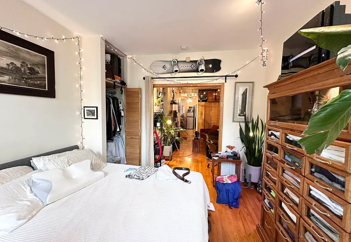 I have a single room available in a one-bedroom apartment, and the rent includes all utilities such as electricity, gas, AC, heat, and Wi-Fi.
The room comes fully furnished with a medium step-in closet and a dresser table. There is ample space for additional furniture, such as a desk. An immediate move-in option is available.
Apartment Details:
This spacious apartment is in a prime area, just a few blocks from the train station and NYU Hospital. You'll find yourself surrounded by various convenient amenities, including numerous stores, shops, restaurants, and two supermarkets within walking distance. Additionally, the building features a 24/7 open laundry facility in the basement. For food enthusiasts, there are several excellent pizza places, corner delis, and diverse restaurants offering Italian, Mediterranean, Mexican, Chinese, and Japanese cuisines, all just a stone's throw away. After a long day at work on Main Avenue, you can unwind at a nearby juice bar or coffee shop.
Transportation:
The apartment offers easy access to transportation, with the 6 trains only three blocks away and bus stops conveniently located on each block. Furthermore, a ferry just 10 minutes from the apartment provides access to Wall Street, Brooklyn, and Queens.
Additional Information:
This welcoming, clean, and peaceful space is ideal for a single occupant, and smoking is prohibited. If you're seeking a comfortable and convenient living space in the city, this apartment is your best choice.
Please feel free to contact me to schedule a meet-up or viewing of the apartment.