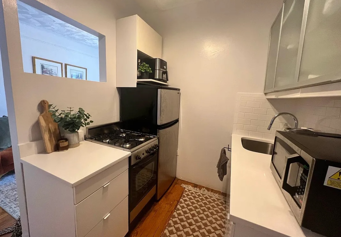 
SUNNY and rarely available LARGE 1 bedroom gem with a great layout in the heart of Greenwich Village!
Bright beams of sunlight radiate through every window in this apartment with high ceilings. There is a recently renovated kitchen with stainless steel appliances, new cabinets, and brand new counter-tops. One of the only units in the building with BATHTUB instead of a shower stall and MORE CLOSET SPACE than most of the 2 bedrooms have!


Seeking someone that is easy-going, clean and transparent.

Message to schedule viewing;

(Chrisjustinn@outlook.com) for a fast response. 