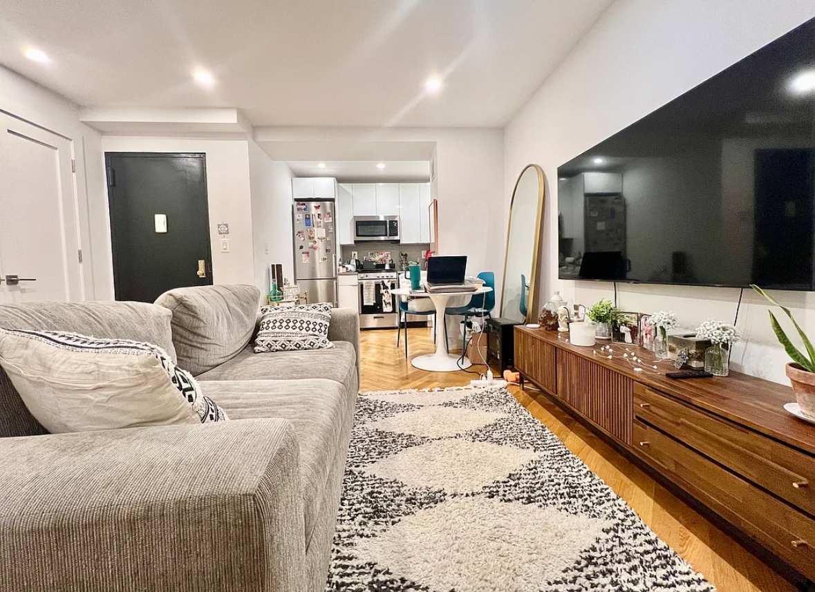 My apartment is available for rent. Utilities (Electricity, Gas, AC, Heat, WiFi) are included in the rent price.

The room is fully furnished, the apartment is in a great location only few blocks away from the train station and Hospitals. There are many stores, shops, restaurants, and supermarkets within walking distance away. Also, a laundry mat is in the building in the basement, open 24/7, and a couple of great pizza places, as well as nice restaurants- Chinese , Mexican and Japanese and the likes.

If you're looking for a friendly, clean, peaceful, spacious place in the city, I strongly recommend my apartment. 

Message me for more info and to  schedule a meet-up/viewing.