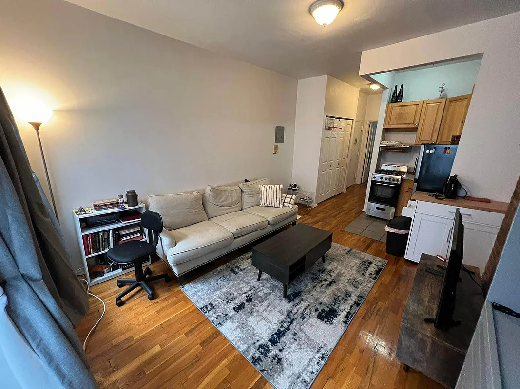 Amazing bright, sunny one bedroom in a pre-war elevator/walk-up building!! Private apartment!! High ceilings!! Spacious living room!! Bright, sunny!! Hardwood floors This building is within walking distance of the finest restaurants, theatres, and shopping Midtown West has to offer.