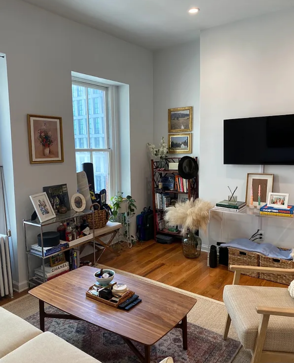 Charming 1-Bedroom, 1-Bathroom in the Heart of the Upper East Side
Welcome to this sun-filled, 1-bedroom, 1-bathroom apartment nestled in one of Manhattan’s most sought-after neighborhoods — the Upper East Side. This well-appointed residence offers a perfect blend of comfort and classic New York charm.
The apartment offers easy access to transportation, with the 6 trains only three blocks away and bus stops conveniently located on each block.
If you're seeking a comfortable and convenient living space in the city, this apartment is your best choice.
Please feel free to contact me to schedule a meet-up or viewing of the apartment.
Reach out to me on ;(ravenheyward57@gmail.com) for a quick response