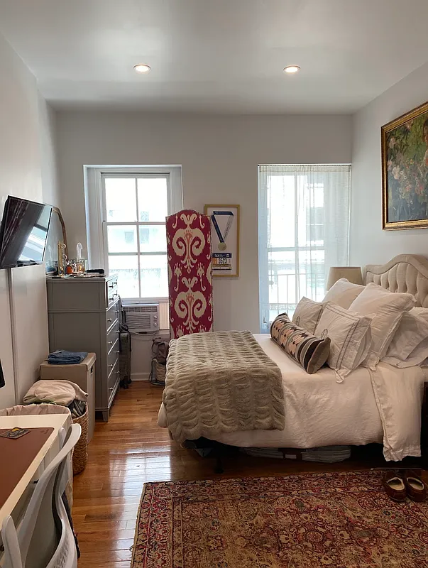 Charming 1-Bedroom, 1-Bathroom in the Heart of the Upper East Side
Welcome to this sun-filled, 1-bedroom, 1-bathroom apartment nestled in one of Manhattan’s most sought-after neighborhoods — the Upper East Side. This well-appointed residence offers a perfect blend of comfort and classic New York charm.
The apartment offers easy access to transportation, with the 6 trains only three blocks away and bus stops conveniently located on each block.
If you're seeking a comfortable and convenient living space in the city, this apartment is your best choice.
Please feel free to contact me to schedule a meet-up or viewing of the apartment.
Reach out to me on ;(ravenheyward57@gmail.com) for a quick response