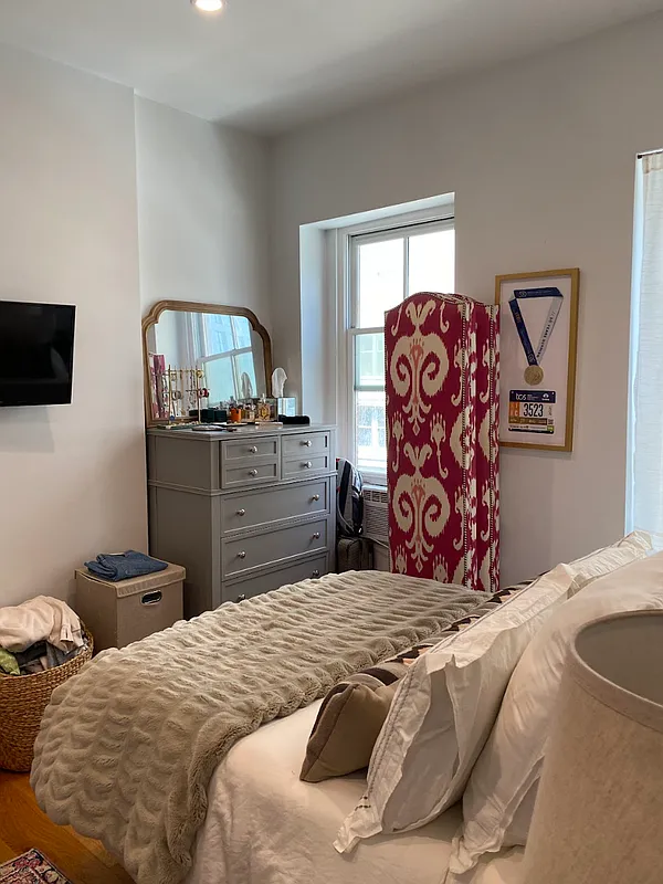 Charming 1-Bedroom, 1-Bathroom in the Heart of the Upper East Side
Welcome to this sun-filled, 1-bedroom, 1-bathroom apartment nestled in one of Manhattan’s most sought-after neighborhoods — the Upper East Side. This well-appointed residence offers a perfect blend of comfort and classic New York charm.

The apartment offers easy access to transportation, with the 6 trains only three blocks away and bus stops conveniently located on each block.

If you're seeking a comfortable and convenient living space in the city, this apartment is your best choice.

Please feel free to contact me to schedule a meet-up or viewing of the apartment.  
Reach out to me on ;(ravenheyward57@gmail.com) for a quick response