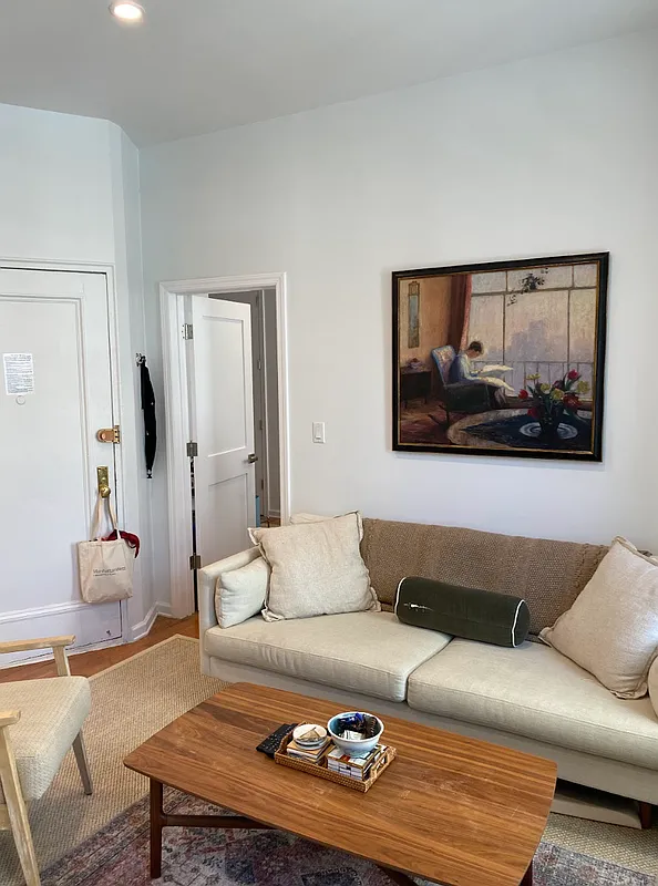 Reach out to me on ;(ravenheyward57@gmail.com) for a quick response
Charming 1-Bedroom, 1-Bathroom in the Heart of the Upper East Side
Welcome to this sun-filled, 1-bedroom, 1-bathroom apartment nestled in one of Manhattan’s most sought-after neighborhoods — the Upper East Side. This well-appointed residence offers a perfect blend of comfort and classic New York charm.
The apartment offers easy access to transportation, with the 6 trains only three blocks away and bus stops conveniently located on each block.
If you're seeking a comfortable and convenient living space in the city, this apartment is your best choice.
Please feel free to contact me to schedule a meet-up or viewing of the apartment.