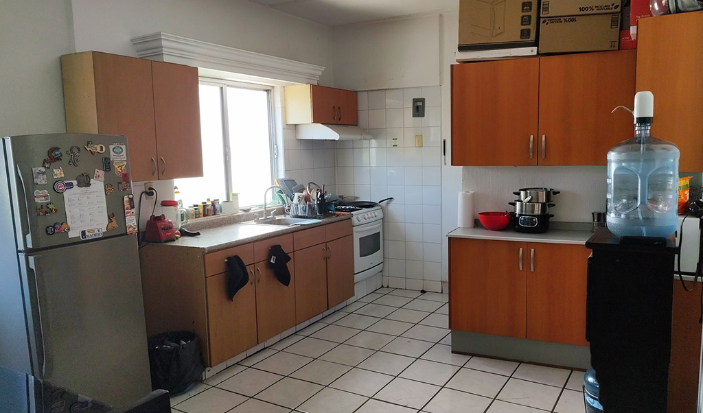 Somos una pareja gay de profesionistas, que busca roomate de preferencia profesionista para ocupar una habitación con 2 pequeños closets, baño propio. La casa se encuentra en un coto Privado con vigilancia por Avenida Guadalupe cerca de Sanzio, tiene cocina Integral, calentador eléctrico, gas estacionario, cuarto de Servicio con lavadora, la zona muy tranquila, todos los servicios están incluidos (internet 500mb, gas, luz, mantenimiento etc. excepto limpieza) Requisitos: 1 mes de renta 1 mes de deposito por adelantado, no fiestas por respeto a la zona, y no fumar dentro de la casa.