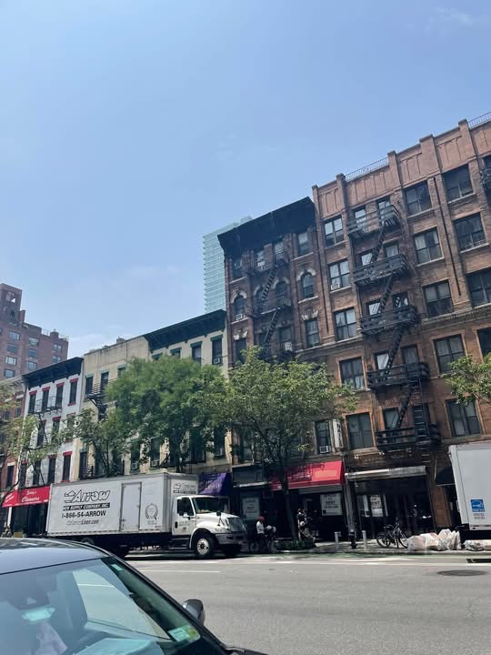Spacious room available in a 4 bed / 4 bath apartment in Midtown East starting June 1, with the option to renew on July 1.
Apartment features:
• In-unit washer/dryer
• Dishwasher
Prime location:
• Just a 7-minute walk to the 4, 5, 6, N, R, and W trains
• Only 15 minutes from Central Park
Great setup for anyone looking for convenience, privacy, and easy access to the city. Trader Joes across the street, Whole Foods is a 5 min walk in the opposite direction.