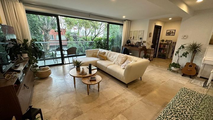 *SÓLO MUJERES*
Es un apartamento de lujo, en una calle tranquila en la Colonia del Valle.
Tiene terraza al frente, rooftop, 1 cajón de estacionamiento disponible para quien entra.
Baño privado para cada habitación y baño de visitas en la sala.
Seguridad y conserjería en la entrada.
Cuarto de lavado.
No mascotas.
Servicios NO incluidos, se reparten entre 3. La limpieza es obligatoria mínimo una vez por semana. De requerir más días, se consulta con la señora del aseo y la casera para definirlo.
Estancia indefinida y flexible, pero se deben de avisar 30 días antes de dejar el inmueble. (Todo estipulado en un contrato).