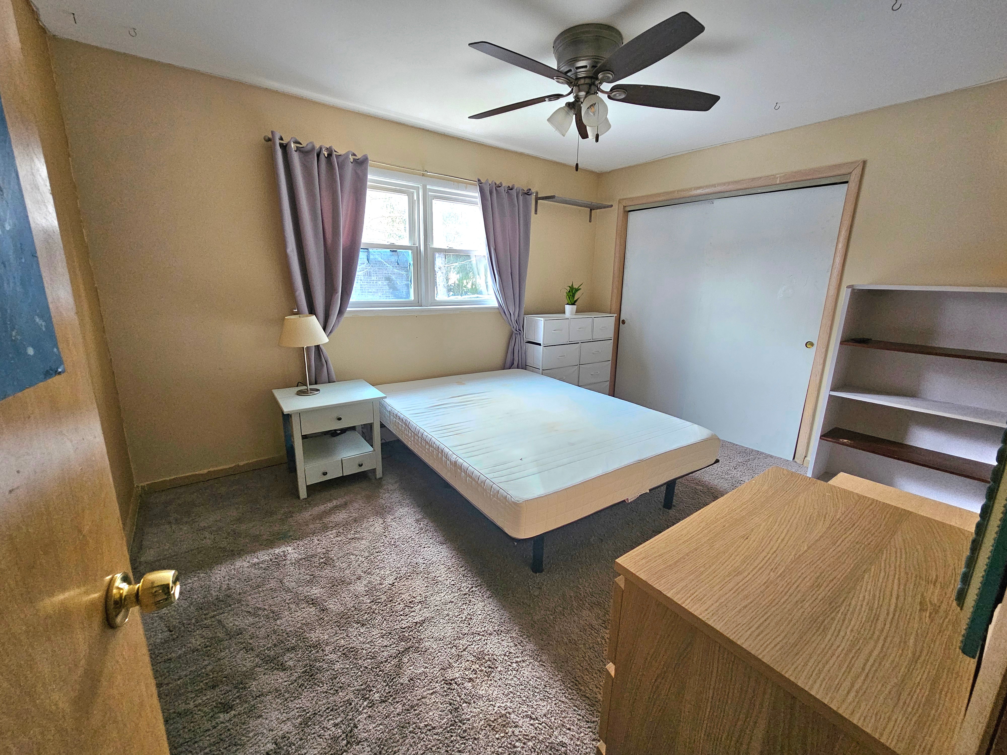 Private room available in a clean and quiet apartment, move-in ready.
The room can be furnished or unfurnished depending on your preference.
Utilities included (electricity, gas, and internet).
Shared bathroom and fully equipped kitchen (no dishwasher).
Located in a safe and convenient area, about 15 minutes from the Blue Line and 18 minutes from O’Hare Airport, with easy access to public transportation.
Peaceful and comfortable environment, ideal for someone who works or studies. Currently shared with 2 respectful and quiet people.
We’re looking for a responsible, clean, and respectful roommate who values a calm living space.
Monthly rent: $600
Deposit: $300
Total move-in cost: $900
References and proof of income required.