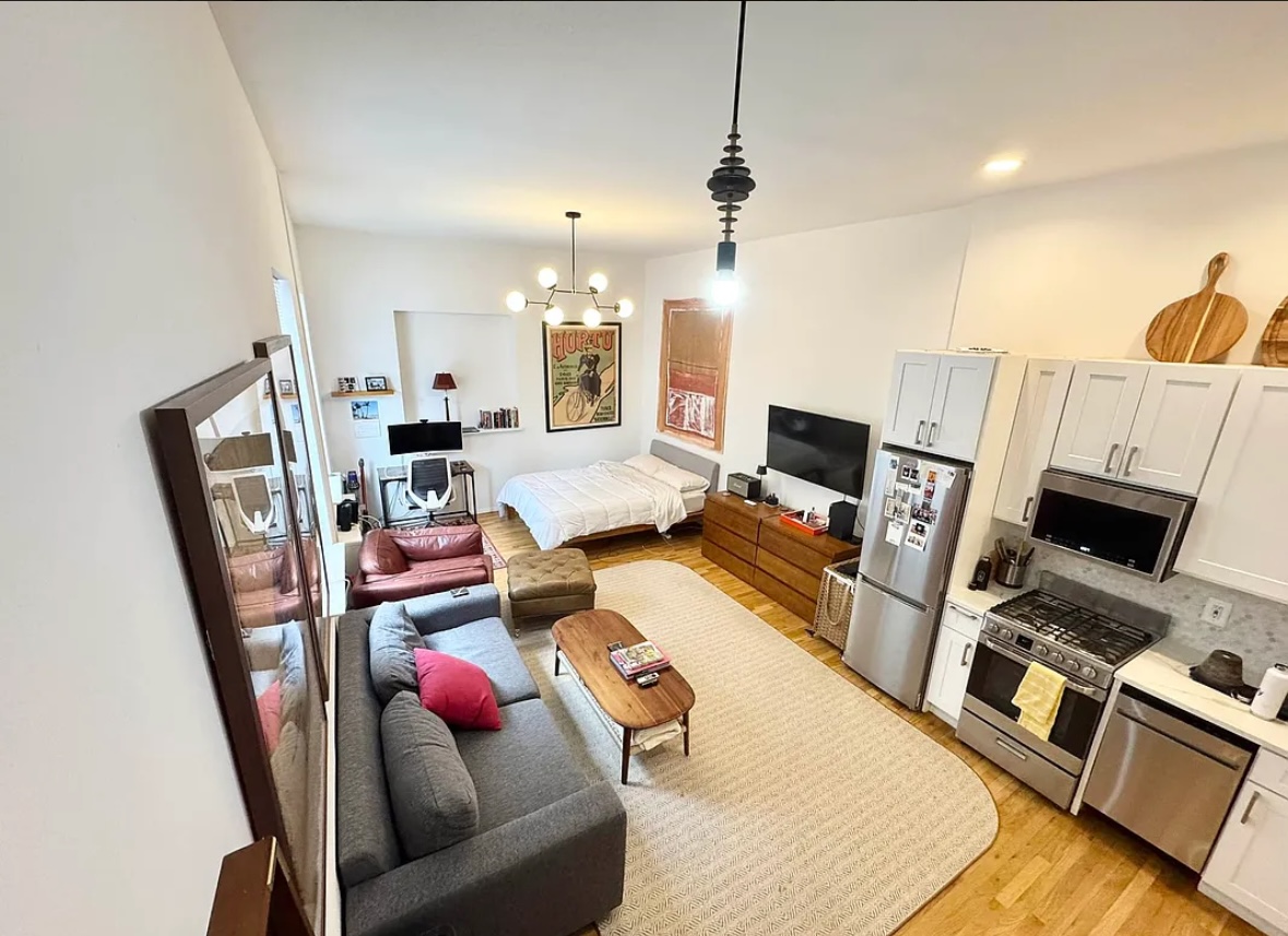 Looking for someone to take over my lease in my lovely apartment. 

Please kindly message to discuss better and to schedule a viewing. 