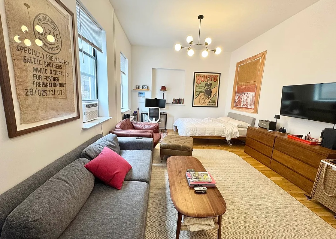 Room rental in 115 E 12th St, New York, NY 10003, USA - entire Room