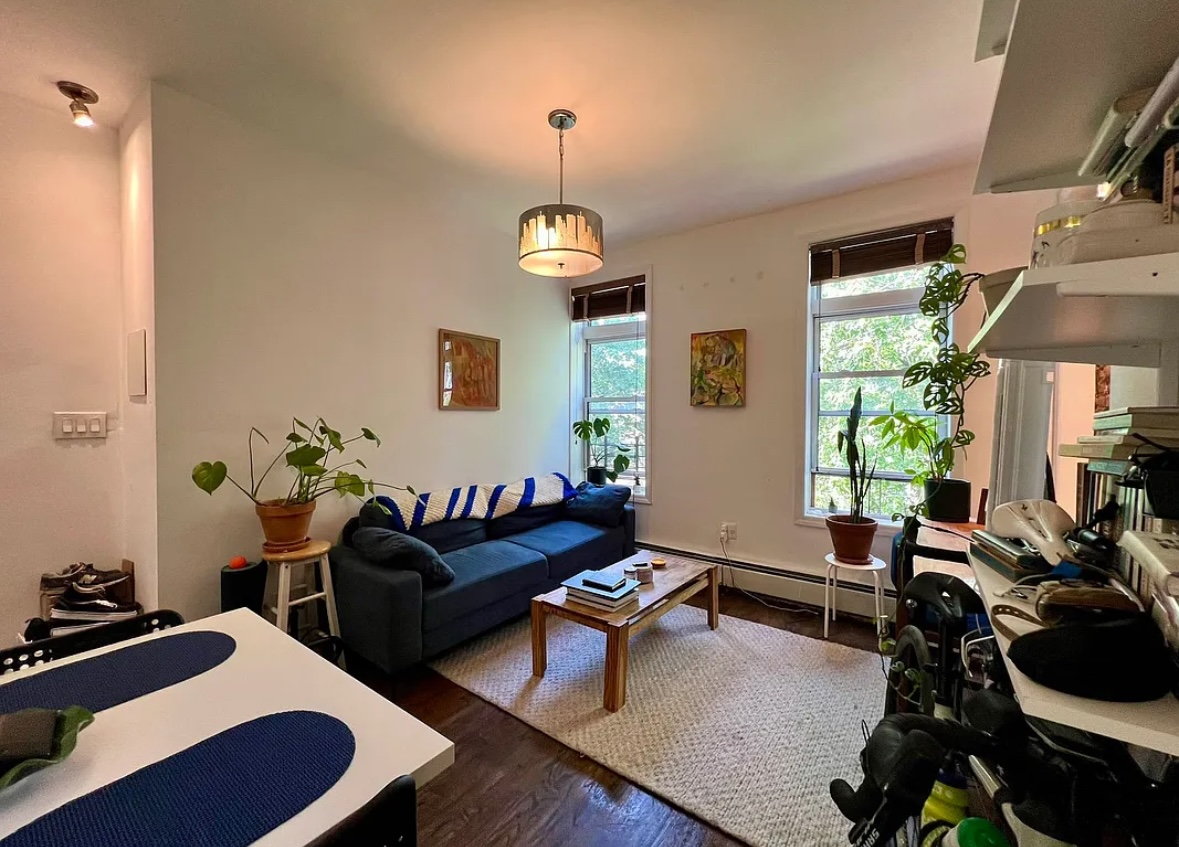 The room is fully furnished, the apartment is in a great location only few blocks away from the train station and Hospitals. There are many stores, shops, restaurants, and supermarkets within walking distance away. Also, a laundry mat is in the building in the basement, open 24/7, and a couple of great pizza places, as well as nice restaurants- Chinese , Mexican and Japanese and the likes.

If you're looking for a friendly, clean, peaceful, spacious place in the city, I strongly recommend my apartment. 

Message me for more info and to  schedule a meet-up/viewing. 
Text me directly on my number ;(573)536-7645 
Or reach out to me on WhatsApp ;(747)323-6050
