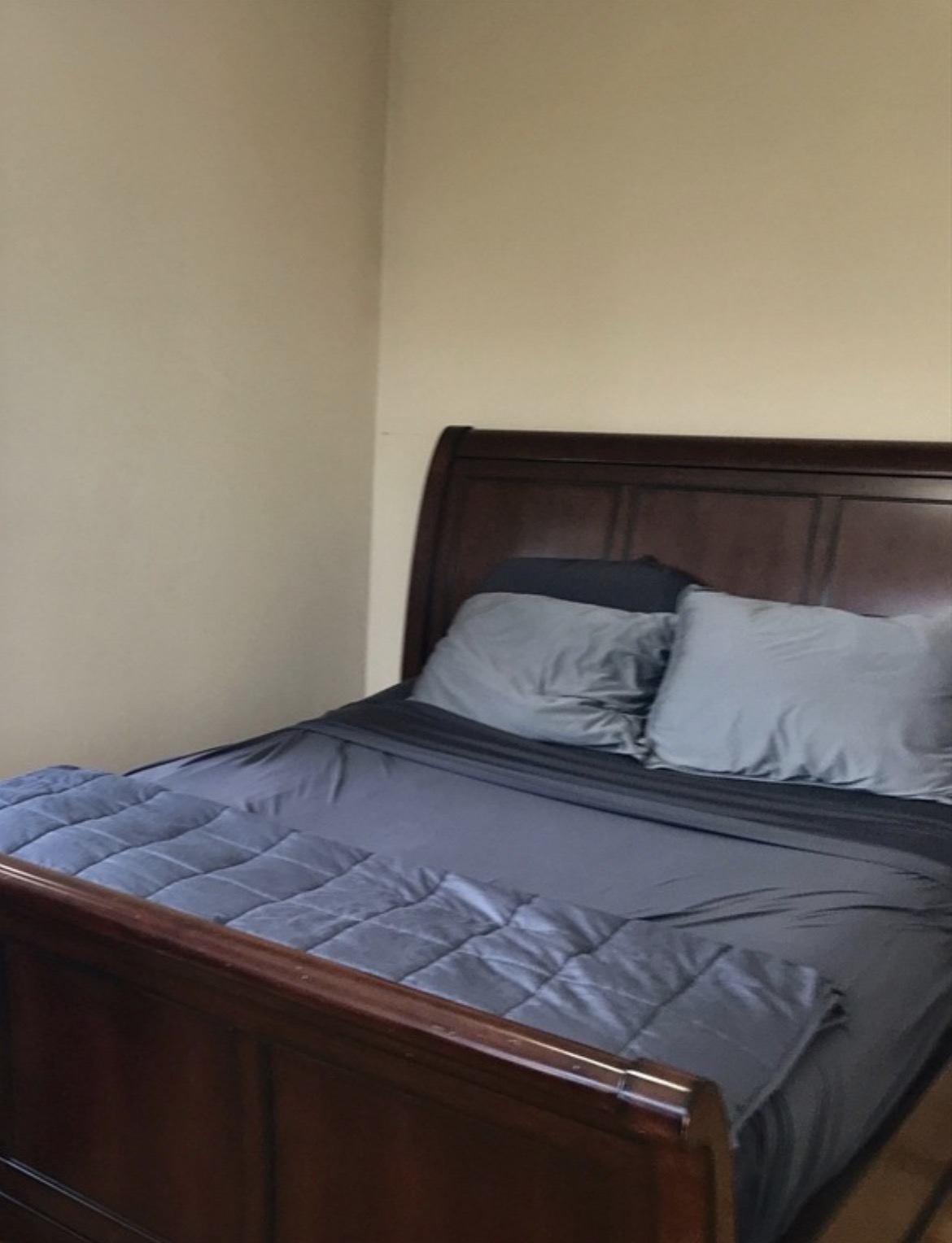 Looking for a quiet and comfortable space to call your own? Our private studio is available for rent. For more information and to schedule a viewing, please contact Ashahgsag@gmail.com. We look forward to hearing from you.