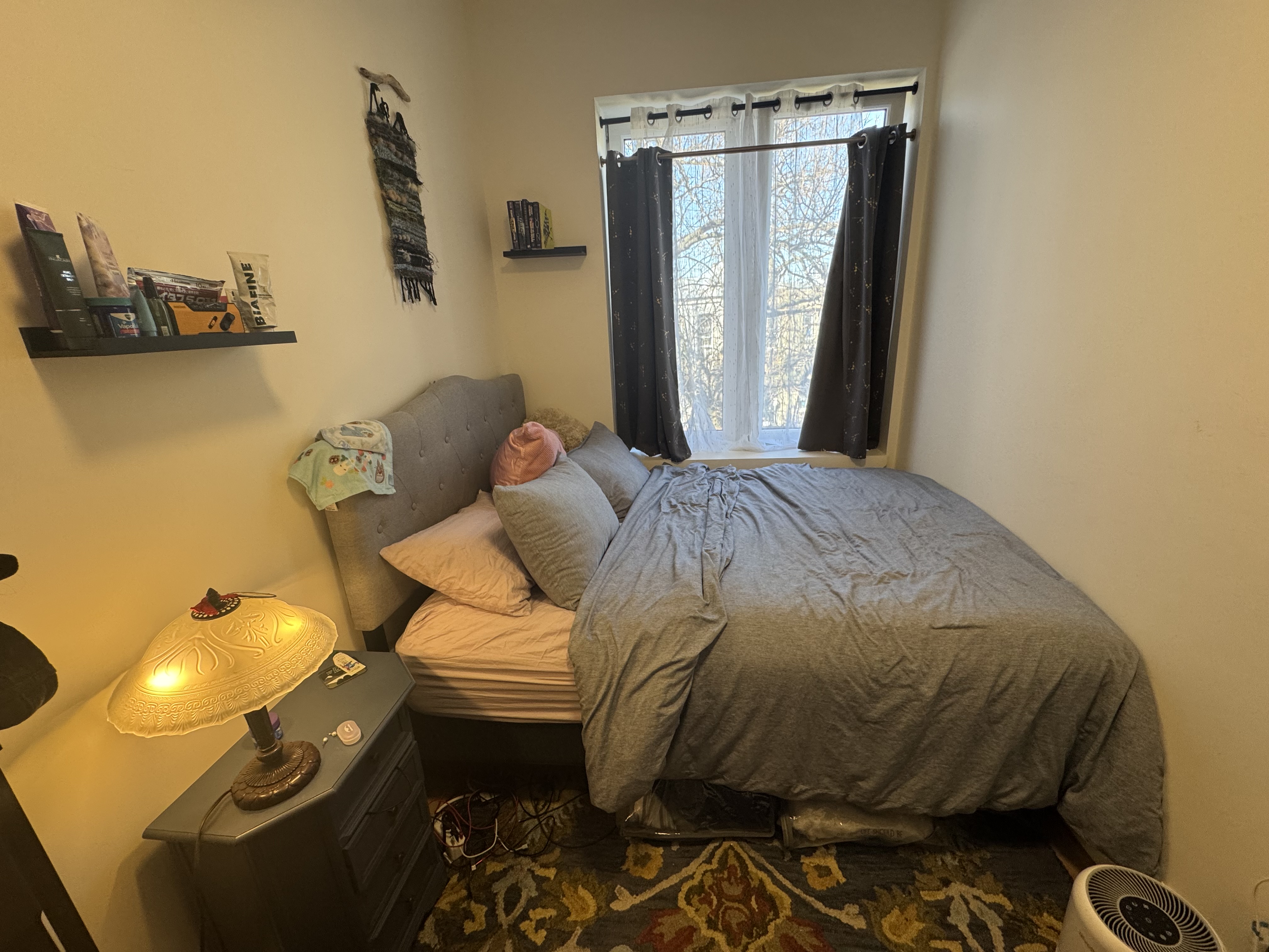 Private room listing with a private bathroom in a 3-bedroom apartment with two other female roommates. In-unit washer and dryer. Location is in Bushwick, Brooklyn, minutes to the L & M train, with bus route options. The building has 4 floors, no elevator; we are located on the 3rd floor. 

Both roommates work hybrid; the building unfortunately does not allow dogs, and 1/2 roommates is allergic to cats. 