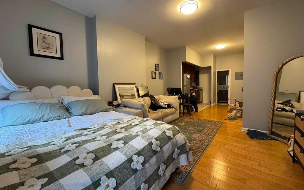 +1 (706) 294-0469

please text me on iMessage or WhatsApp so i can walk you through the process of securing my place.

my apartment is available for rent, and all utilities electricity, gas, AC, heat, and WiFi are included in the rent.

the room is fully furnished, and the apartment is in an excellent location just a few blocks from the train station and hospitals. there are plenty of stores, shops, restaurants, and supermarkets within walking distance. a 24/7 laundromat is located in the building’s basement, and you’ll also find some great pizza spots and chinese, mexican, and japanese restaurants nearby.

if you’re looking for a friendly, clean, peaceful, and spacious place in the city, i highly recommend my apartment.

message me for more information or to schedule a meet-up/viewing.