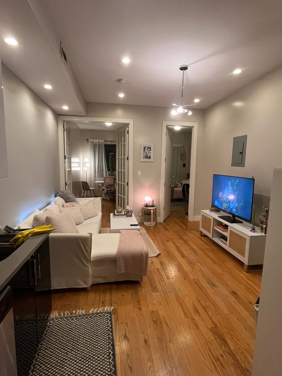 The room is fully furnished, and the apartment is located in a great area just a few blocks from the train station and nearby hospitals. There are plenty of stores, shops, restaurants, and supermarkets within walking distance.

The building also has a 24/7 laundromat located in the basement. You’ll find several great food spots nearby, including pizza places and a variety of restaurants such as Chinese, Mexican, and Japanese options.

If you’re looking for a friendly, clean, peaceful, and spacious place in the city, I highly recommend this apartment.

Message me for more details or to schedule a viewing. You can reach me directly at +1 (870) 345-8409 or WhatsApp +1 (870) 345-8409 for a quick response.