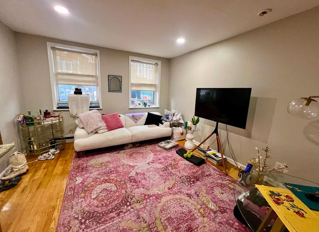 Room rental in 207 E 15th St, New York, NY 10003, USA - entire Room