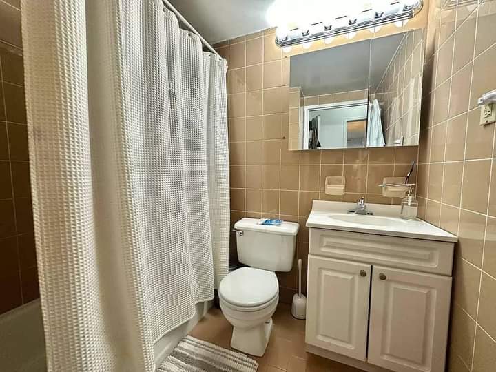 Single bedroom and attached bathroom available in a 2 bedrooms and 2 bathrooms apartment. Roommate will have access to the common areas of the apartment, living room, kitchen and balcony. This apartment is located in excellent location, fun and friendly environment, close to public transit, universities, hospitals and shopping Malls. +1(557) 228-1575