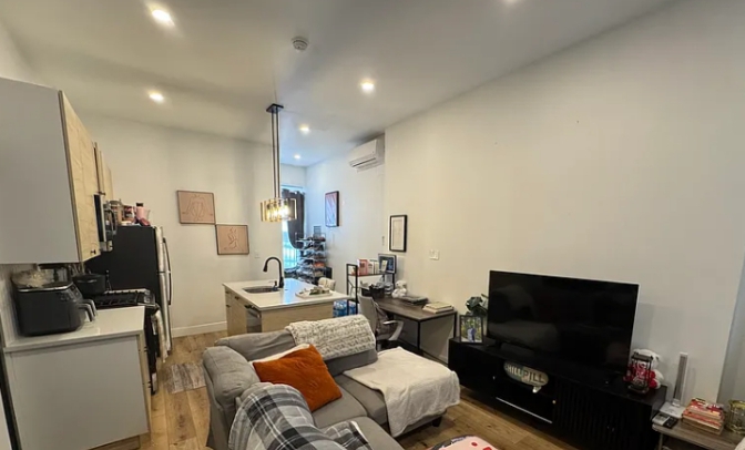 Room rental in 66 Avenue A apt 5g, New York, NY 10009, USA - entire Room