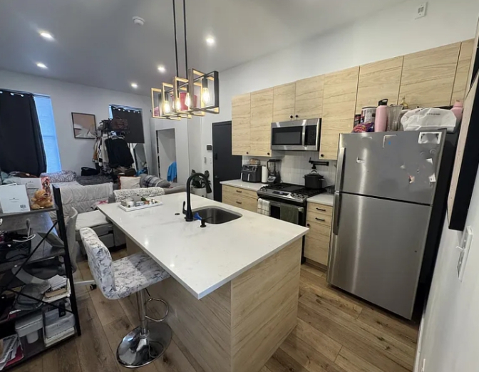 Welcome to your brand new, fully renovated studio apartment in the heart of Center City! This pet-friendly unit boasts all-new appliances, including a stove, oven, microwave, and dishwasher. The island countertops offer ample space for meal prep and entertaining. You'll never have to leave the comfort of your own home with an in-unit washer and dryer.

Security is a top priority, and you'll feel safe and secure with our state-of-the-art intercom system. Take advantage of the prime location and walk to all the best restaurants, nightlife, and transportation options. Whether you're commuting to work or exploring the city, you're just steps away from everything Center City has to offer.

Don't miss out on this fantastic opportunity to live in a brand new apartment with all the modern amenities you need for a comfortable and convenient lifestyle. Schedule a tour today and make this beautiful studio apartment your new home!
  Mesaage me on WhatsApp to sechudle a viewing (8584720820)