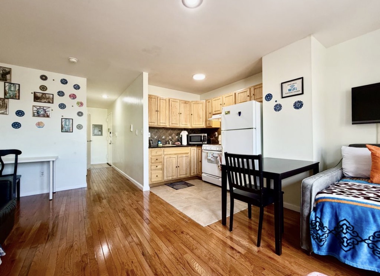 Room rental in 226 W 97th St apt 6d, New York, NY 10025, USA - entire Room