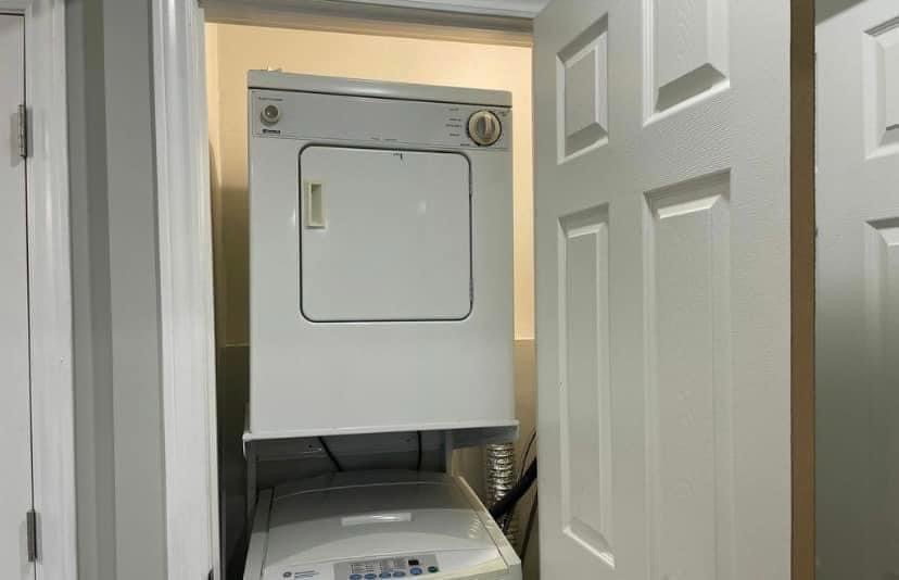 I have a spacious one-bedroom apartment available for rent in a clean, quiet neighborhood. The studio unit features hardwood floors, air conditioning, ample closet space, a stove, refrigerator, washer, and dryer. Utilities are not included. Kindly drop your cellphone number for more information or contact (Christopherdavidb018@gmail.com)