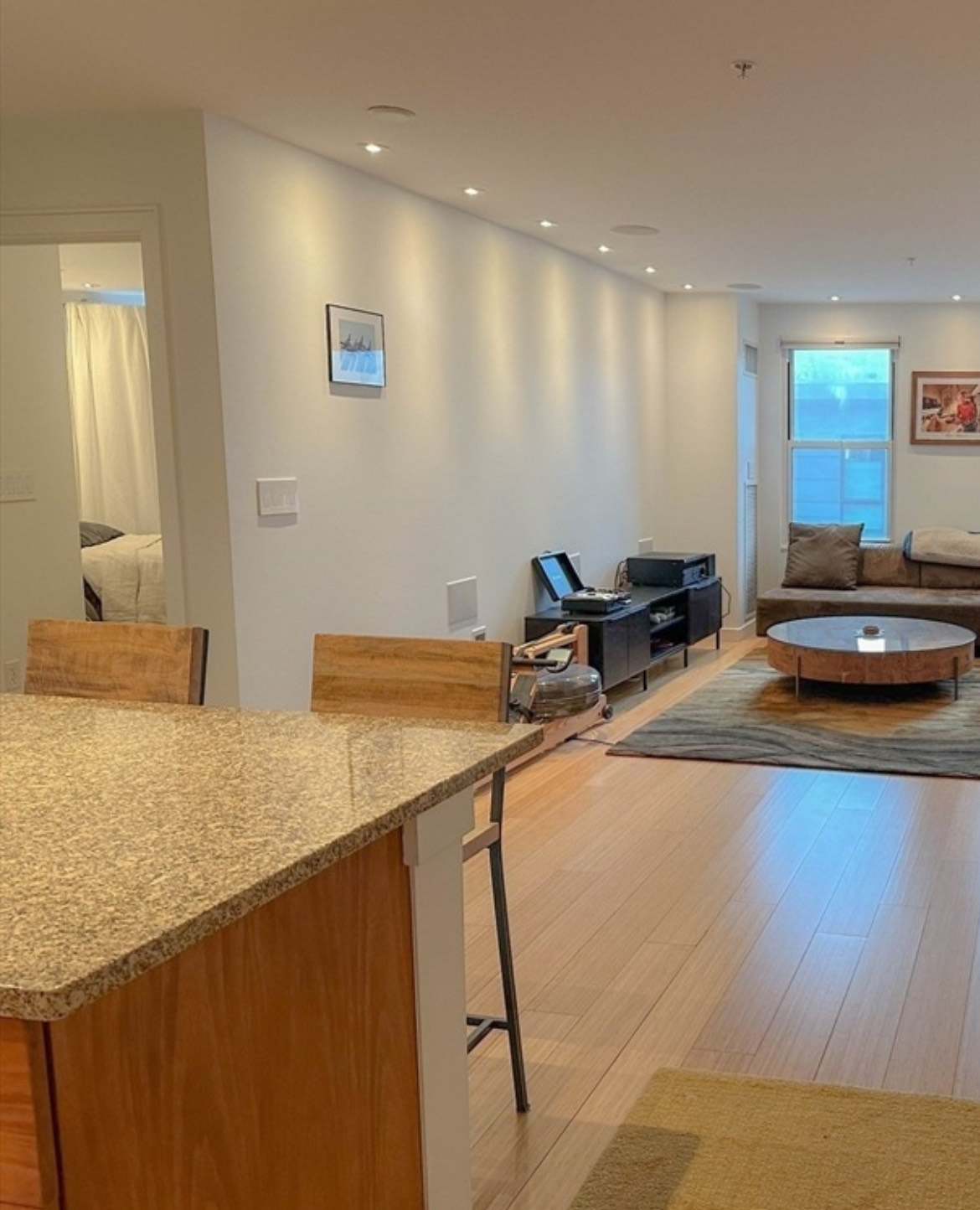 A cozy, well-kept 1-bedroom apartment. Ideal for a single occupant or a couple. Move-in ready! DM or contact yolewis1@gmail.com for details and viewings.