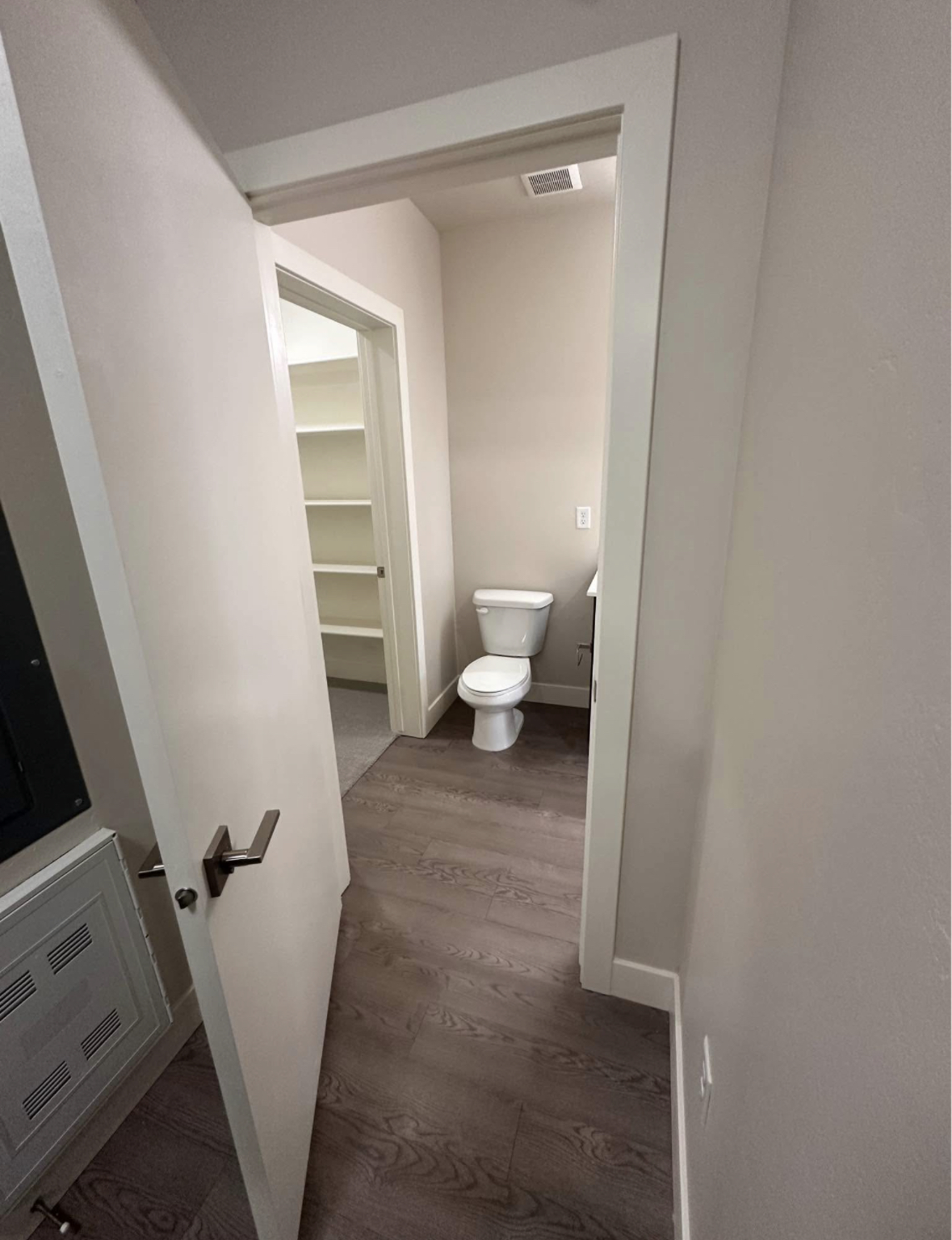 Description

Newly renovated one bedroom apartment for rent Features with clean studio unit without utilities been paid. Hardwood floors, AC, Good closets space, Stove, refrigerator, washer and dryer, Parking available. Kindly drop your cellphone number for more details or contact (briansmicheal@gmail.com)