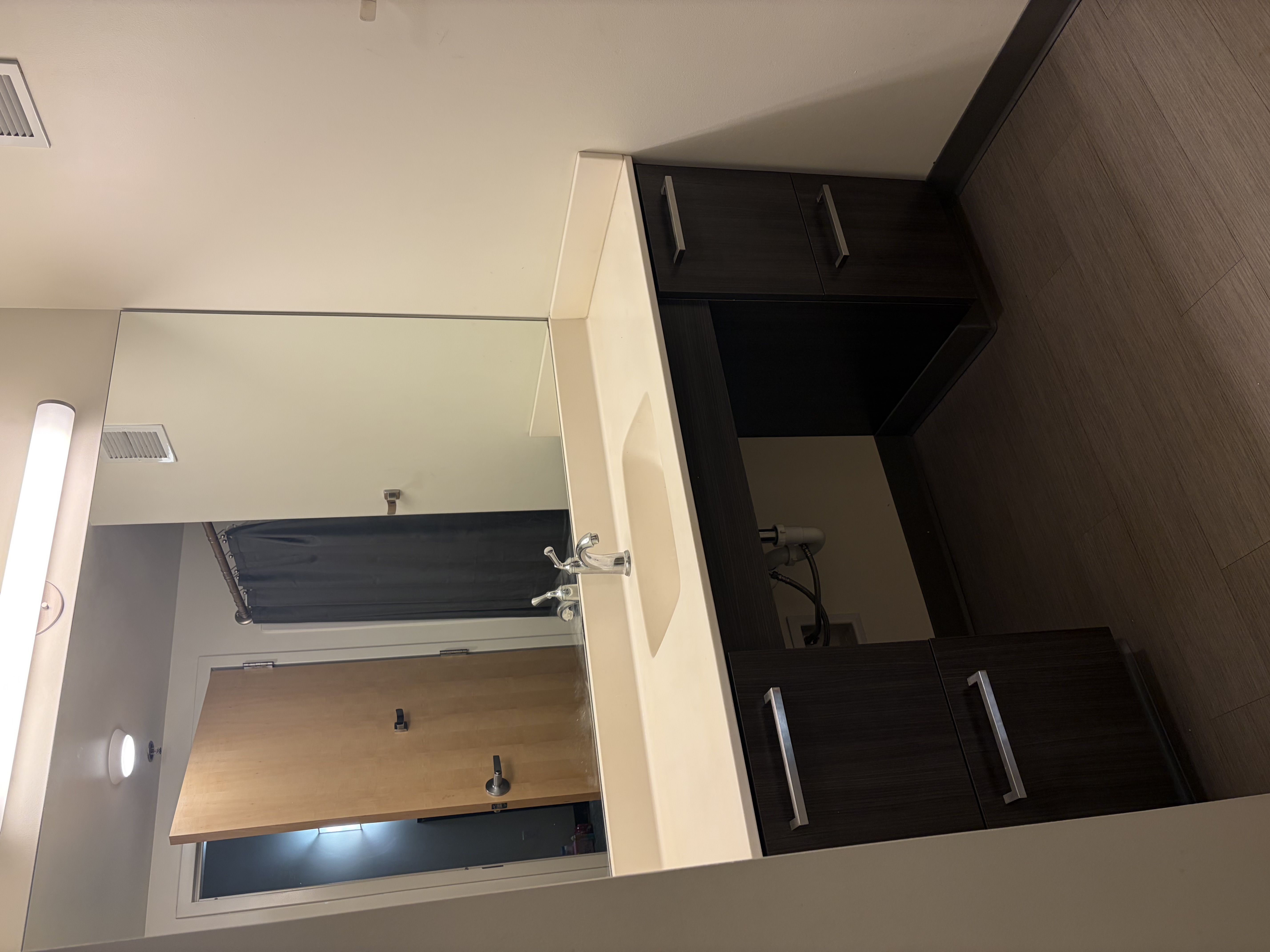 
!!!!READ DESCRIPTION, COLLEGE STUDENTS CLOSE TO UWM, MIAD, MSOE, AND MARQUETTE!!!

This is a one bedroom listing ONLY with an extra three bedroom roommate (if you decide to move in with someone else), starts May 1st and ends in July 2027

I need someone to take over my lease due to me and my partner having horrible news that unfortunately has caused us to move back home, and we just can’t wait another year :’)

I’m looking to move in May, basically wanting to Relet my lease. 

There are four bedrooms, but you will be leasing out one bedroom for $740-795 a month (it is spacious), and if decided to renewed, rent becomes cheaper (that’s what they provide which is awesome.)

Parking is up to you obviously. It has a gym, food court, a very lively neighborhood, a grocery store next door (not even two steps outside near), and a very nice grass area :)

CAT NOT INCLUDED !!!! 
Also they offer rides to colleges! 