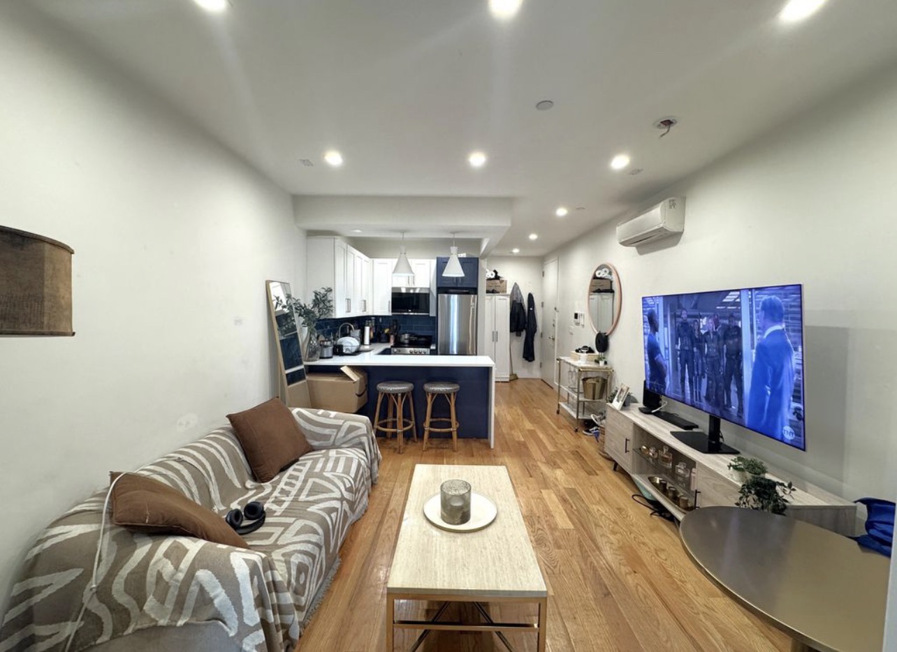 Room rental in 1433 Lincoln Pl apt 4b, Brooklyn, NY 11213, USA - entire Room