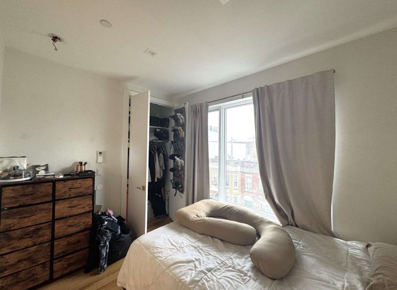 

Modern + bright unit in a brand new building! located at Lincoln crown Heights 
Central air
Hardwood floors
Stainless steel appliances
Modern kitchen & bathroom (with bathtub!)
Rooftop access
Laundry in building
Parking available
Pet-friendly

Minutes to grocery stores, restaurants & shopping
Near C, A, 3, 4 trains

Rent: $1,150/month
 Security Deposit: 1 month
 Lease: flexible both long and short term lease is acceptable , month to month 
 Single occupancy or a couple
 Available immediately

Don't miss out on this amazing apartment with all these perks in a prime location! Message to schedule a showing. Serious inquiries only.
