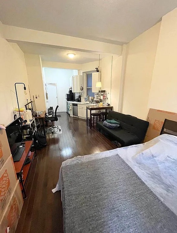 Room rental in 106-39 156th St, Jamaica, NY 11433, USA - entire Room