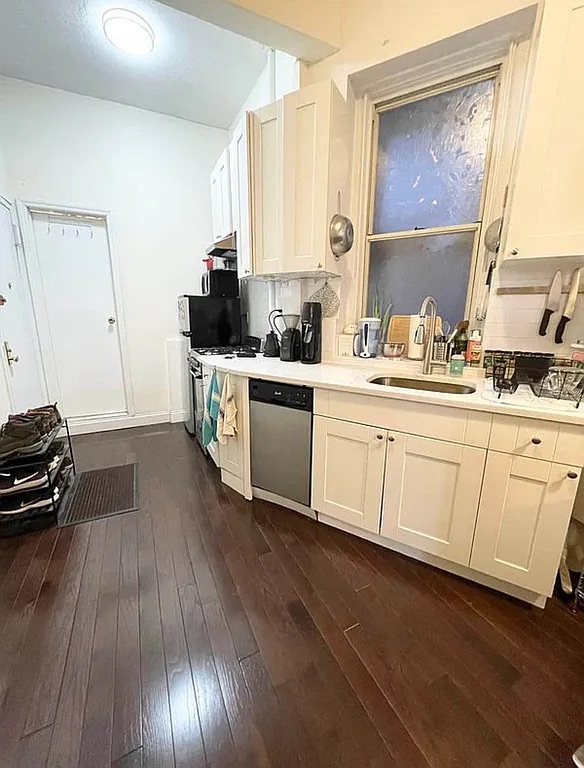 Studio Apartment for Rent – $1,000/month

Enjoy comfortable and affordable living in this well-maintained studio apartment, perfect for individuals seeking a quiet and convenient space. The unit features a spacious open layout, a clean bathroom, and a functional kitchen area designed for everyday living.

Located in a peaceful neighborhood, this studio offers a relaxing environment while still being close to public transportation, shops, and essential amenities. Ideal for working professionals or anyone looking for a cozy place to call home.

Move-in ready and available immediately. Contact today for more details or to schedule a viewing!
Email:leeandersostudioapt@gmail.com)