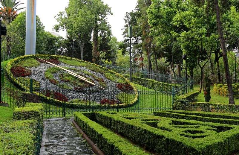 A vibrant street scene in Colonia del Valle Sur