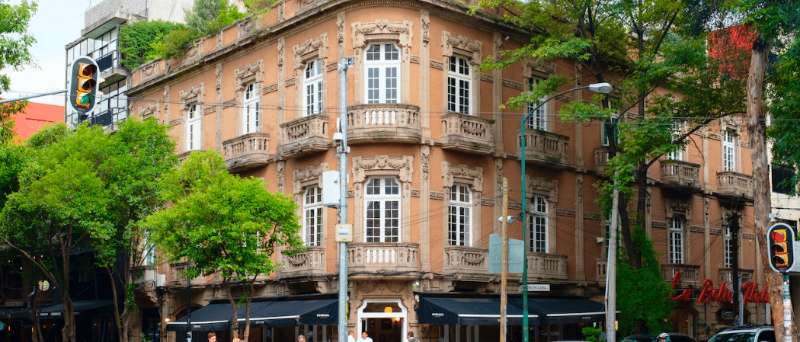 A vibrant street scene in Roma Norte